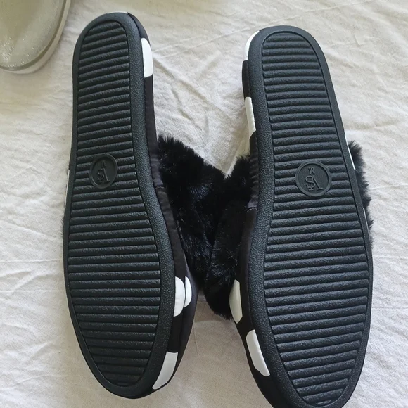 Victoria Secret Slide On Closed Toe Slippers. Black & White  Size:M new - Picture 2 of 3